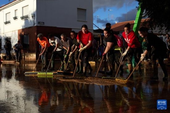 11月2日，居民在西班牙烏鐵爾清理房屋。新華社記者 孟鼎博 攝