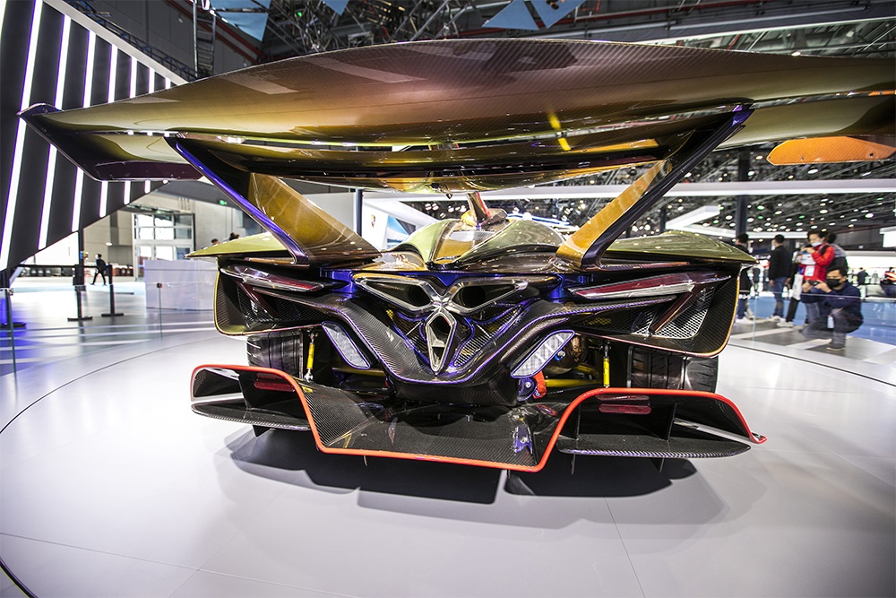 2020年11月5日，上海，來自德國的全球首款全碳纖維跑車亮相進(jìn)博會(huì)。該車總重量只有1250KG。