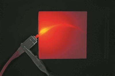 帶有彎曲通道的3D打印材料能引導(dǎo)并散射光。圖片來源:英國格拉斯哥大學(xué)