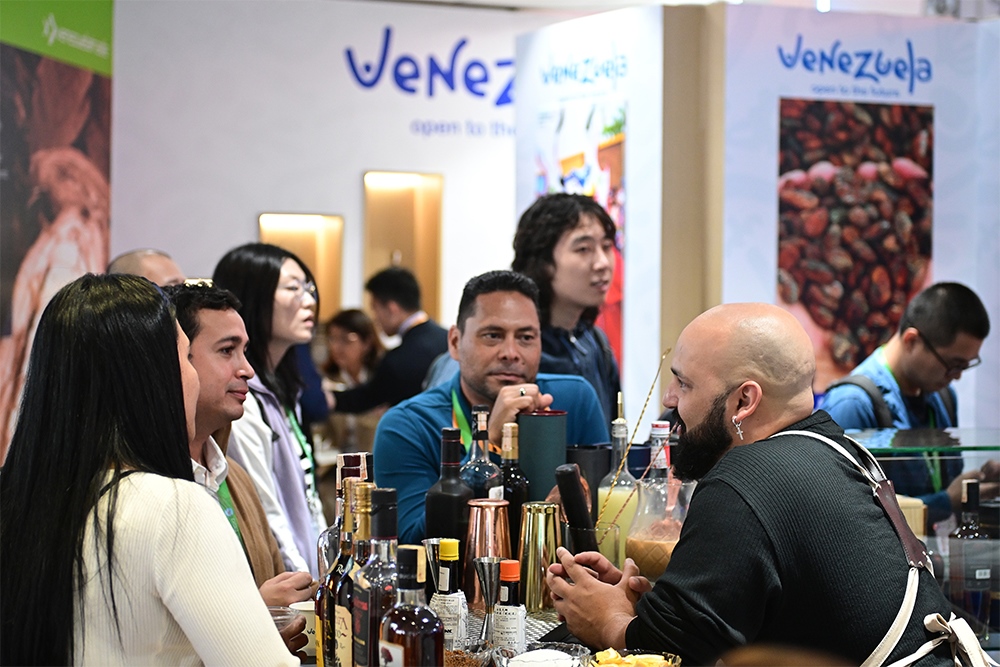 2023年11月9日，上海，觀眾在進(jìn)博會(huì)委內(nèi)瑞拉館參觀、交流、洽談。