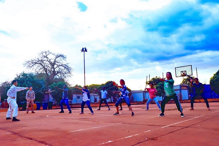 示范標(biāo)準(zhǔn)動(dòng)作。鄧原淘攝