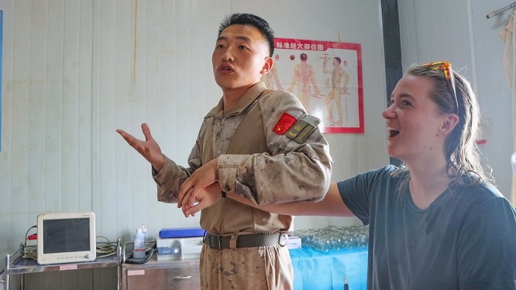 體驗(yàn)中醫(yī)針灸。羅詩(shī)穎攝