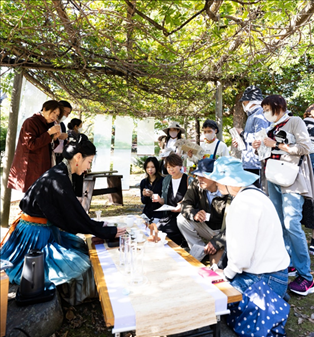 游客們?cè)谡憬w驗(yàn)區(qū)品茶。