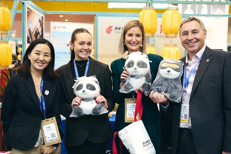 “中國館”展區(qū)現(xiàn)場洽談。 楊浩鵬攝