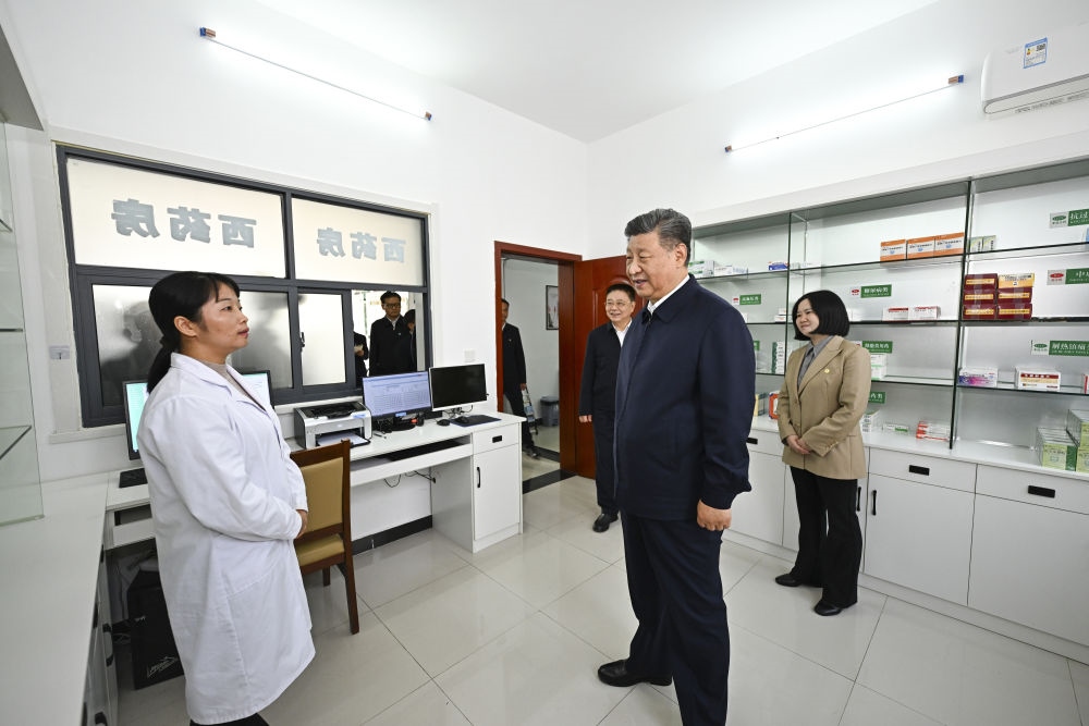 2024年11月5日，習近平在湖北省咸寧市嘉魚縣潘家灣鎮(zhèn)四邑村衛(wèi)生室考察。習近平指出：“要進一步加強黨建引領，抓住‘一老一小’這個重點，更加精準有效地為群眾排憂解難?！? width=