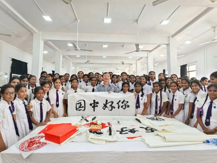斯里蘭卡學生在系列活動中學習中國書法。圖片由主辦方提供