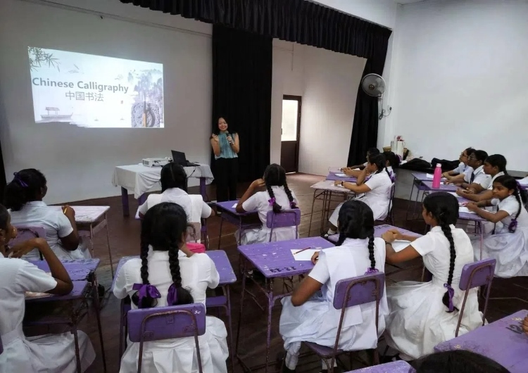 斯里蘭卡學生在系列活動中學習中國書法。圖片由主辦方提供