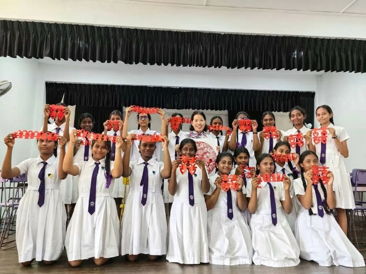 斯里蘭卡學生展示剪紙作品。圖片由主辦方提供