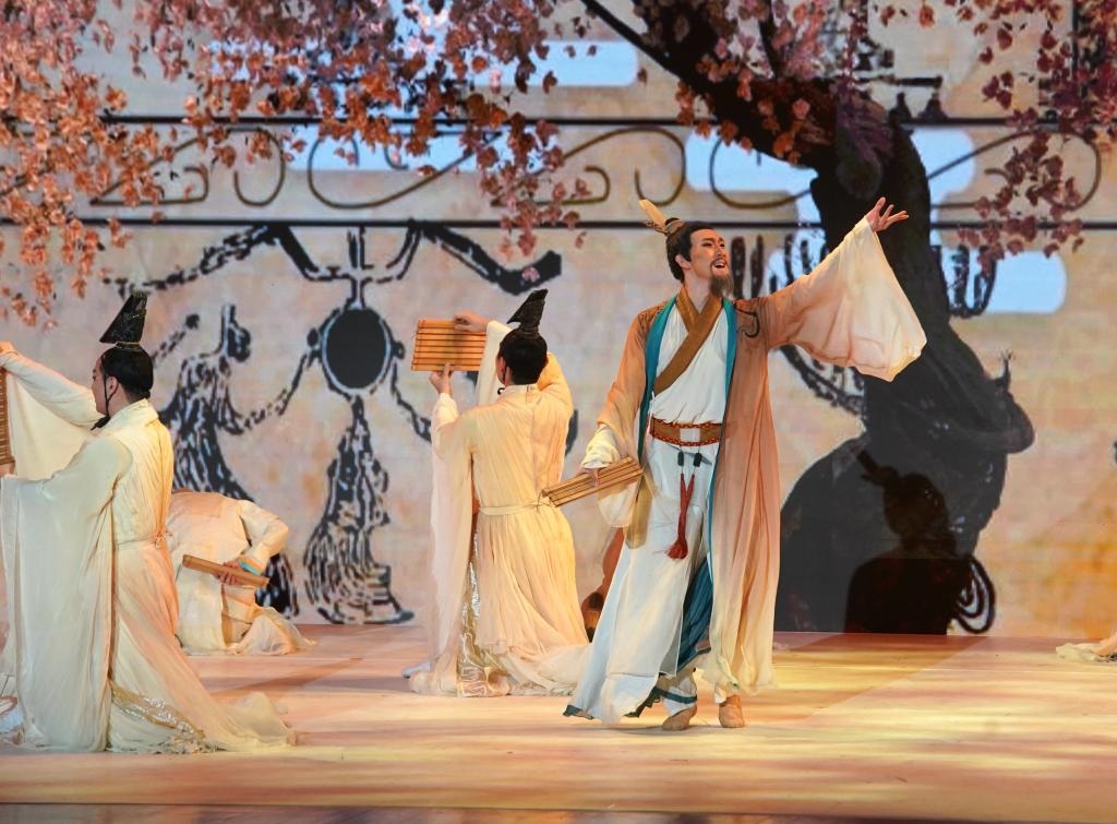 11月6日，演職人員在表演民族舞劇《孔子》片段。新華社記者 張晨霖 攝