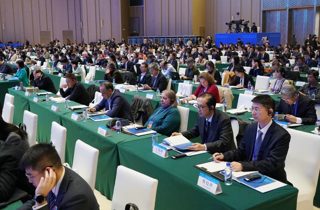 11月7日，中外嘉賓在首屆世界古典學(xué)大會開幕式現(xiàn)場聽會。新華社記者 張晨霖 攝