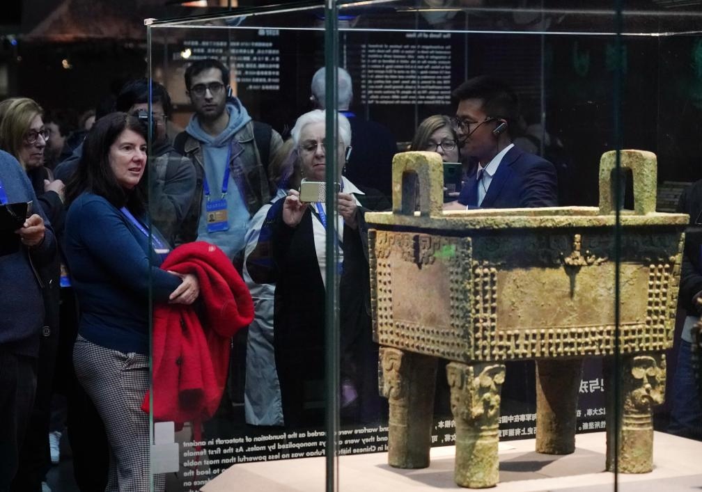 11月6日，中外嘉賓來到中國考古博物館參觀“考古與中華文明溯源展”。該展是本屆世界古典學(xué)大會推出的配套活動之一。新華社記者 張晨霖 攝
