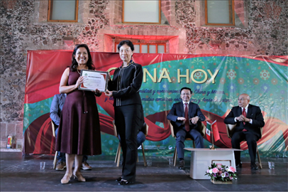 李雅芳向加比拉爾·塞迪略授予“拉美分社榮譽員工”稱號。主辦方供圖