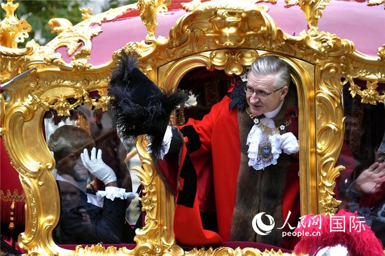 新任金融城市長阿拉斯泰爾·金向人群致意。吳若鳴攝