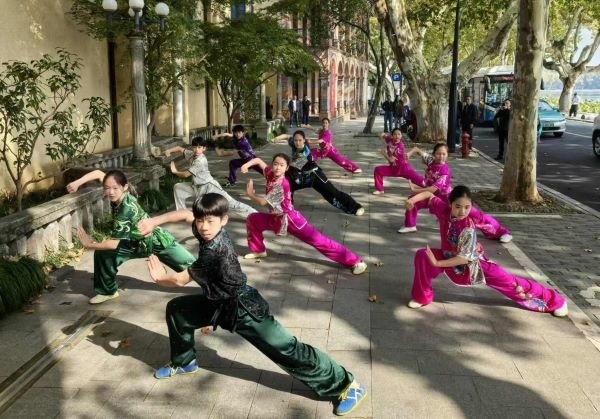 杭州市陳經(jīng)綸體校武術(shù)隊學(xué)生們展示中華武術(shù)。 人民網(wǎng)記者 楊磊攝