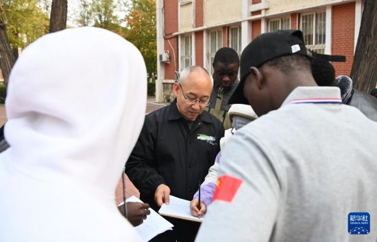 在天津鐵道職業(yè)技術(shù)學(xué)院，老師指導(dǎo)幾內(nèi)亞學(xué)員使用測(cè)距儀器（11月11日攝）。新華社記者 李然 攝
