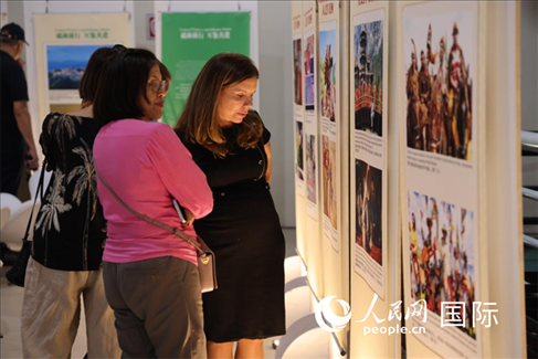 圖為當(dāng)?shù)赜^眾在圖片展現(xiàn)場欣賞作品，張志文攝