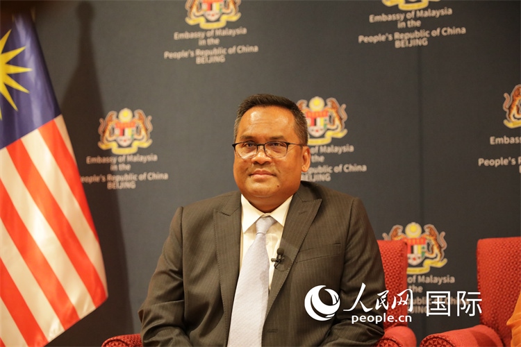 馬來西亞駐華大使諾曼在11月12日召開的記者見面會(huì)上回答記者提問。人民網(wǎng) 王婧攝