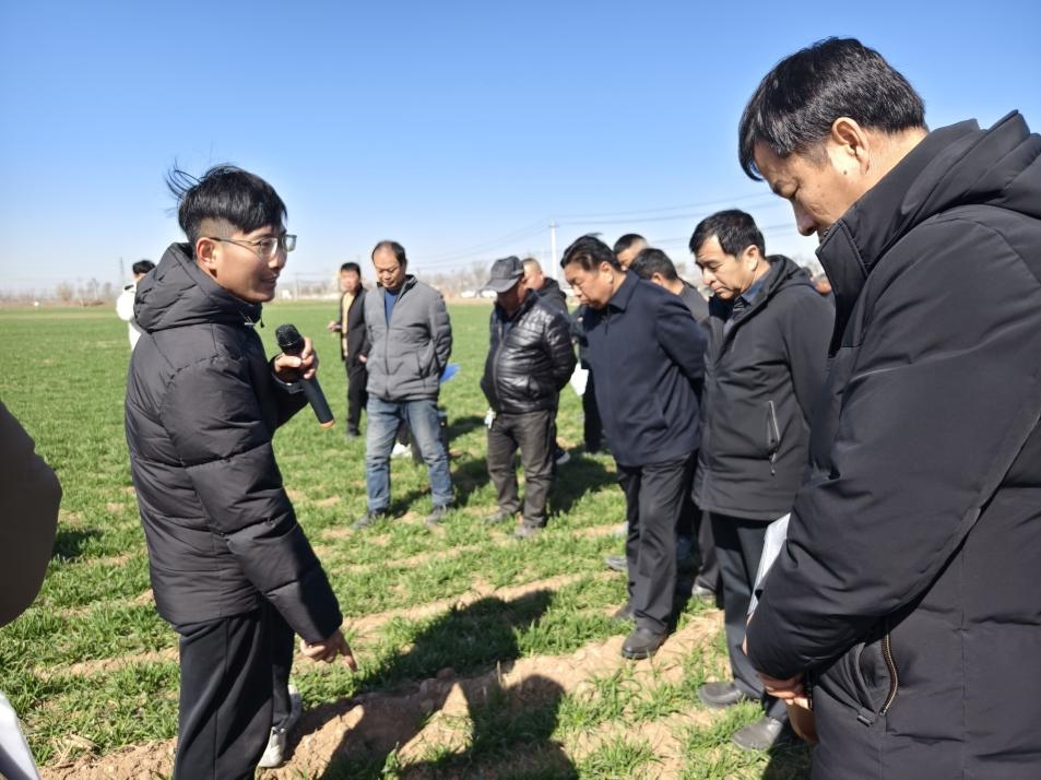 科技小院的“學(xué)生專家”（左一）。受訪者供圖