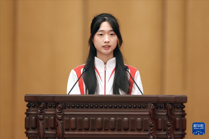 11月15日，射擊運動員黃雨婷在報告會上發(fā)言。新華社記者 李明 攝