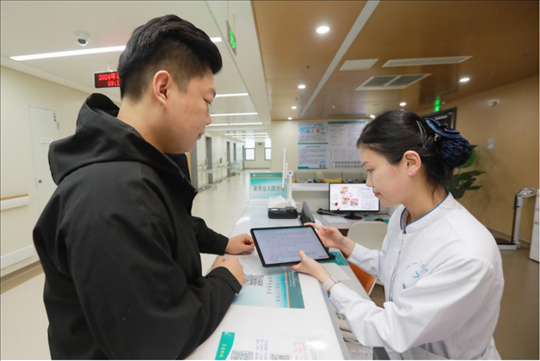 患者在護(hù)士站為家屬辦理床旁出院手續(xù)。圖片來源：山東第一醫(yī)科大學(xué)第二附屬醫(yī)院