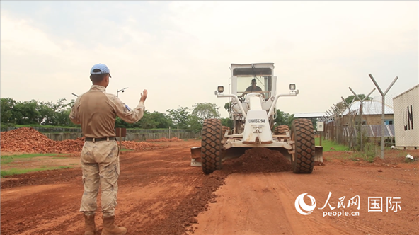 ▲常態(tài)維護(hù)營(yíng)區(qū)道路(張洪奧攝)