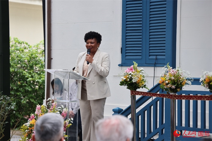 巴西文化部部長梅內(nèi)塞斯在開園儀式上發(fā)表致辭。人民網(wǎng)記者 張志文攝