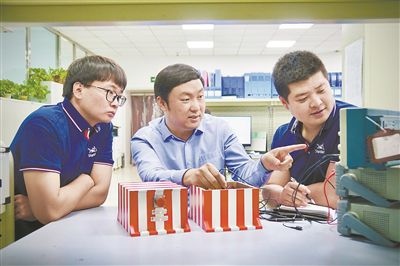 中北大學極端環(huán)境特種傳感與測試創(chuàng)新研究團隊成員正在圍繞近期發(fā)射任務進行產(chǎn)品研發(fā)。受訪單位供圖