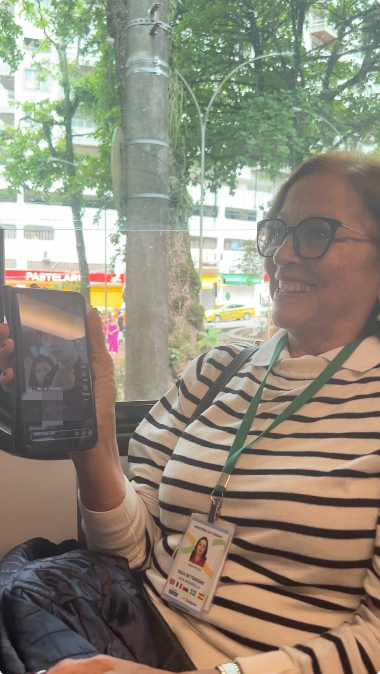 當(dāng)?shù)厝讼驆u叔展示中國網(wǎng)劇。作者供圖