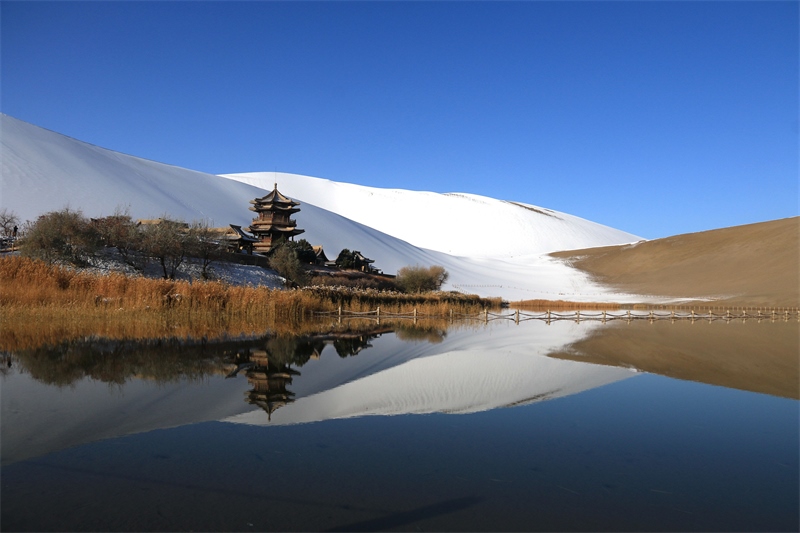 鳴沙山月牙泉景區(qū)雪景。敦煌市委宣傳部供圖，張曉亮攝