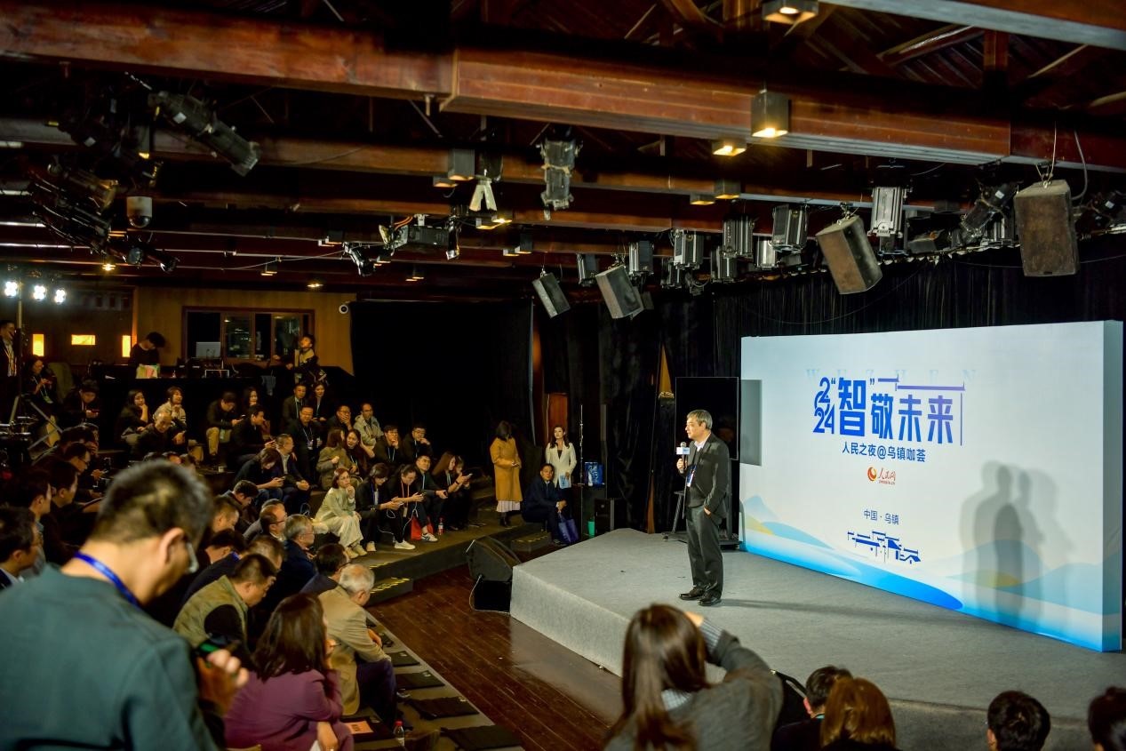 在開場環(huán)節(jié)，清華大學人工智能研究院常務副院長、教授孫茂松發(fā)言分享。人民網記者 任峰濤攝