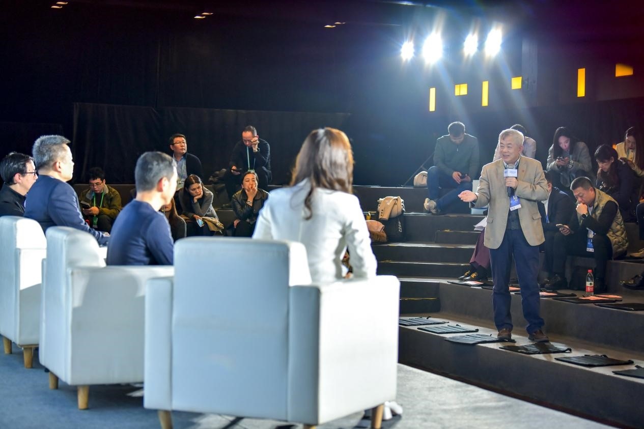 陳長汶教授與對話嘉賓現(xiàn)場互動。人民網記者 任峰濤攝