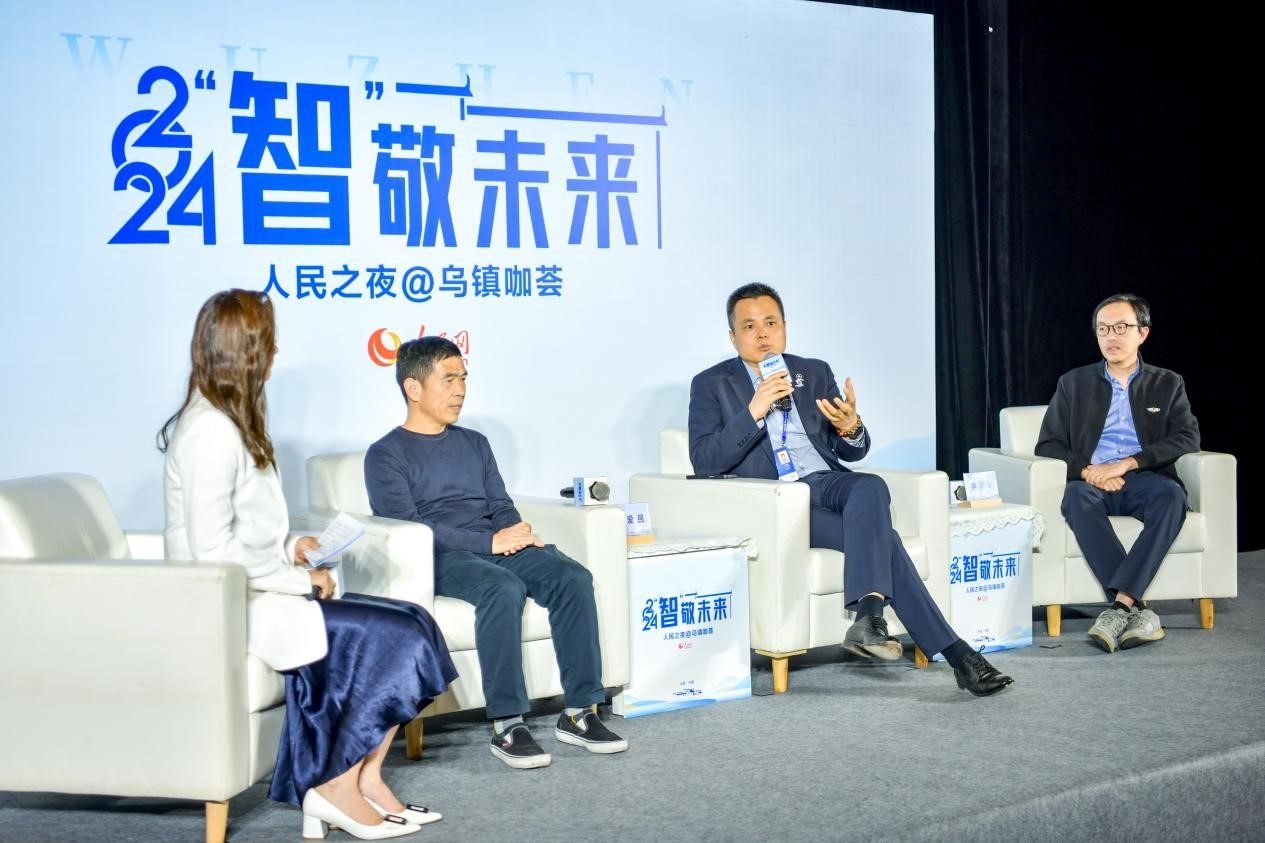 在對話環(huán)節(jié)，之江實驗室高級研究專家潘愛民、伏羲智庫創(chuàng)始人李曉東、麒麟軟件副總經理李震寧探討“‘百模大戰(zhàn)’將卷向何方”。人民網記者 任峰濤攝