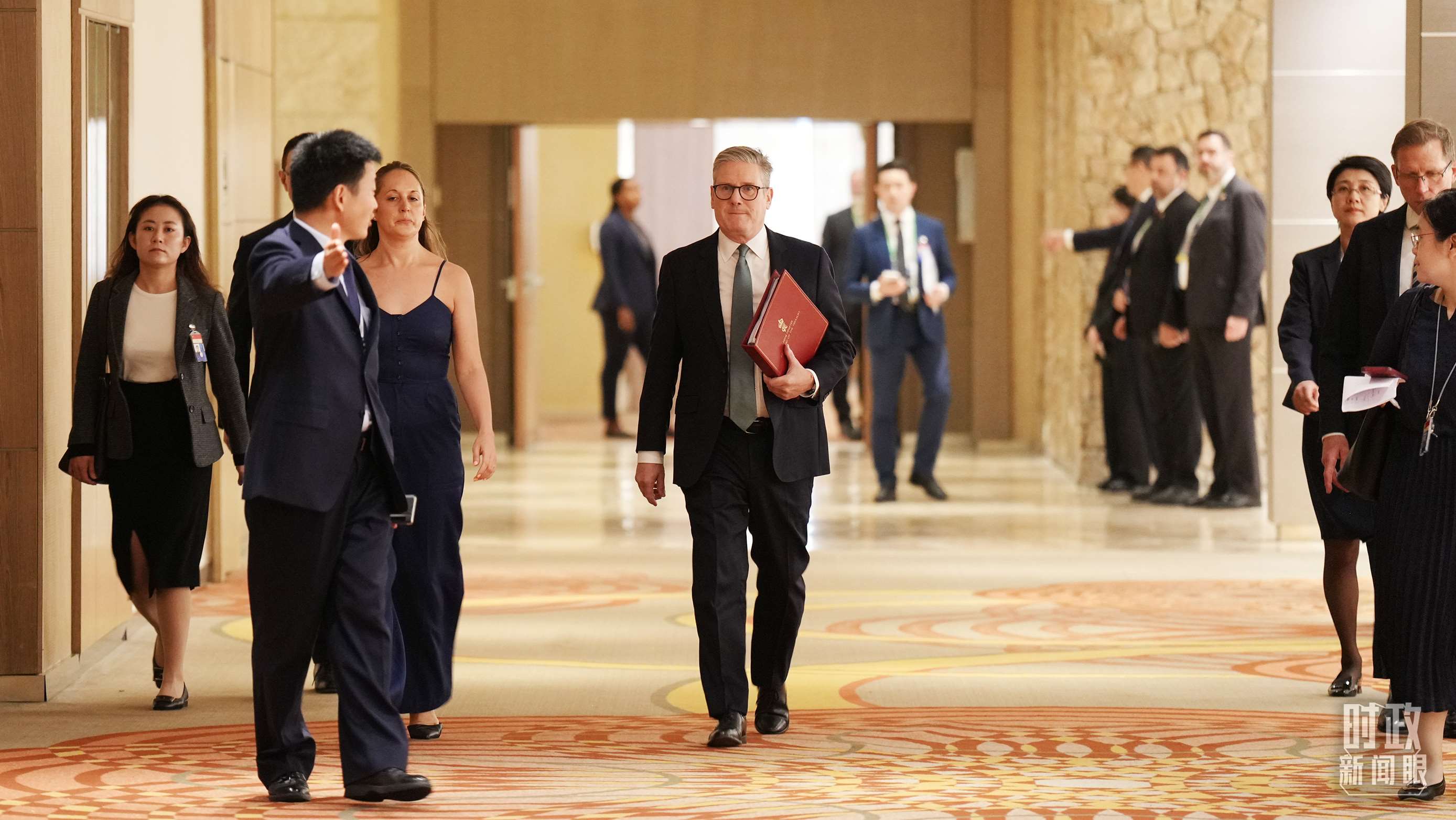 英國首相斯塔默抵達(dá)會見現(xiàn)場，這是他首次同習(xí)主席面對面交流。