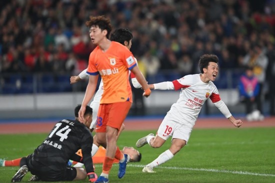 11月23日，上海海港隊(duì)球員王振澳（右）慶祝進(jìn)球。新華社記者 黃宗治 攝