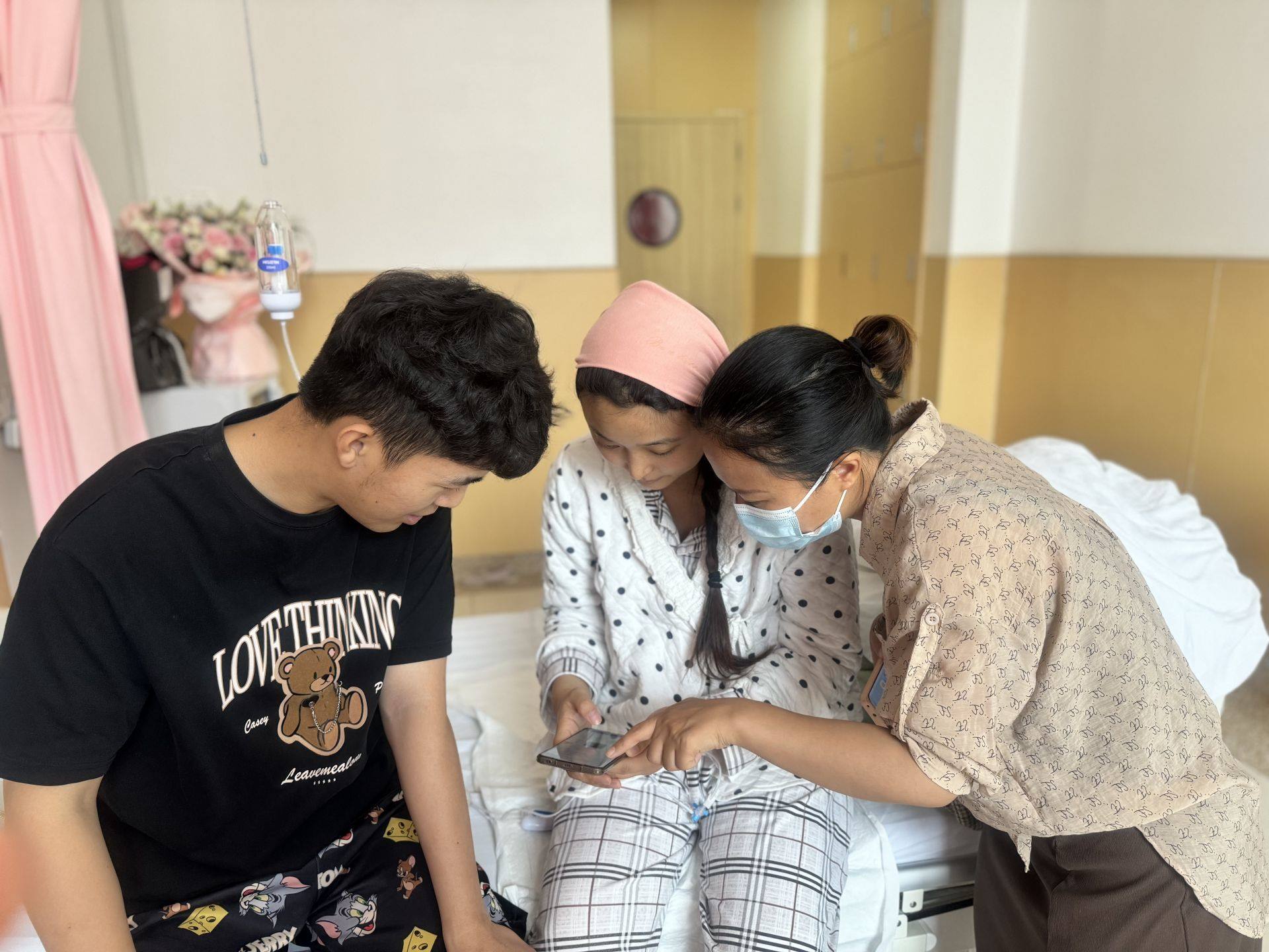 新生兒家庭通過手機辦理新生兒出生“一件事”。安徽省數(shù)據(jù)資源管理局供圖