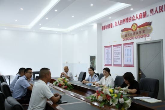 榕江縣稅務局在園區(qū)協商議事室協調解決企業(yè)訴求。黔東南州稅務局供圖