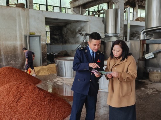 鎮(zhèn)遠縣稅務局在酒企宣傳調研。黔東南州稅務局供圖