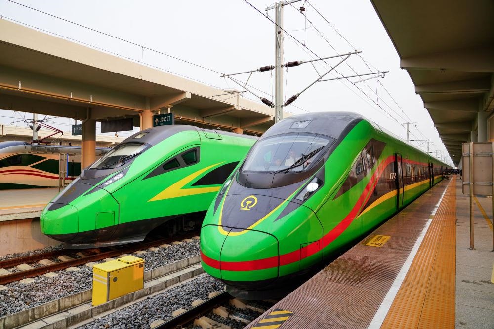 截至2024年7月5日，中老鐵路國(guó)際旅客列車(chē)?yán)塾?jì)開(kāi)行滿1000列，極大地便利了沿線民眾出行。