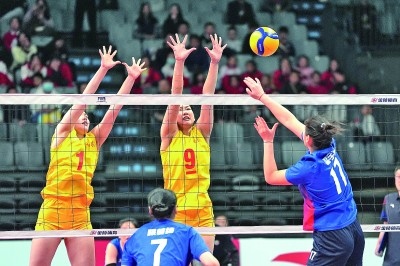 11月27日，山東隊(duì)球員李晨瑄（中）、李美君（左）在比賽中攔網(wǎng)。新華社發(fā)