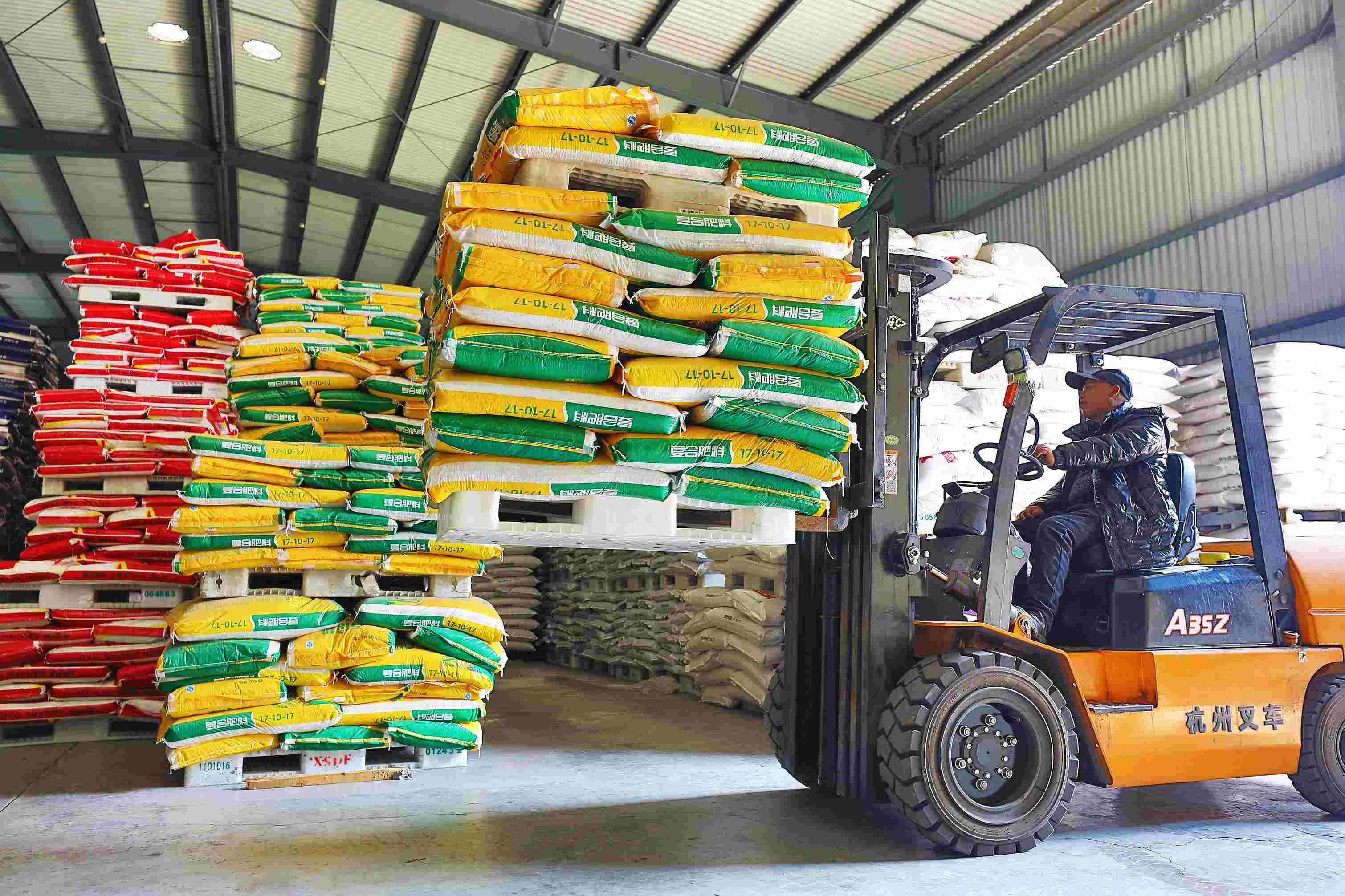 2023年2月15日，在浙江義烏供銷(xiāo)聯(lián)社的農(nóng)資貯存?zhèn)}庫(kù)，工作人員正在調(diào)運(yùn)復(fù)合肥料等農(nóng)資。