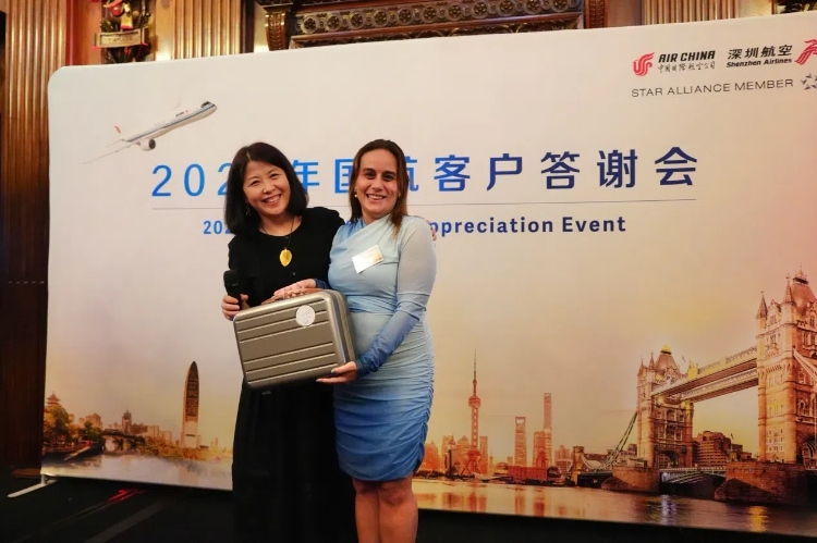 獲獎(jiǎng)嘉賓上臺(tái)領(lǐng)取精美獎(jiǎng)品。吳若鳴攝