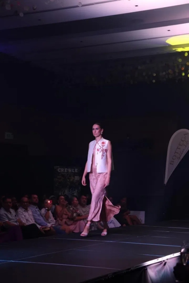 模特展示新中式禮服。顏李芳攝