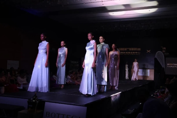 模特展示新中式禮服。顏李芳攝