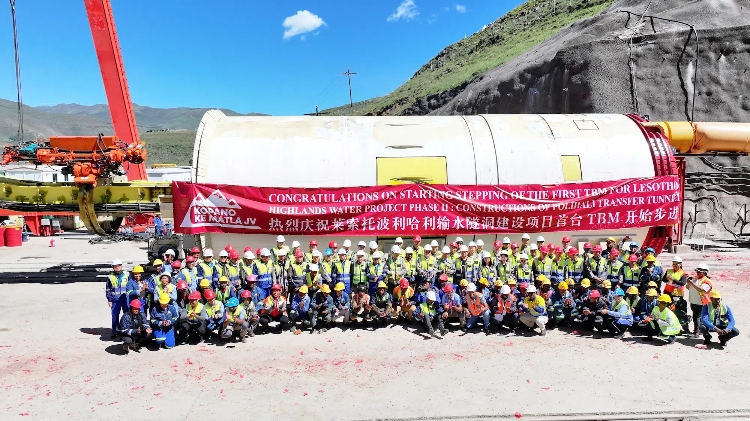 中外方建設(shè)者合影留念。中水電十一局供圖