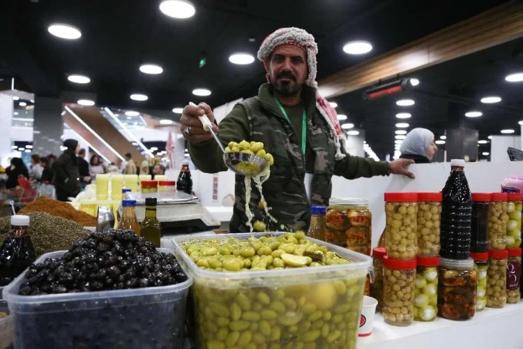 一位展商展示腌橄欖。納達爾·達烏德攝