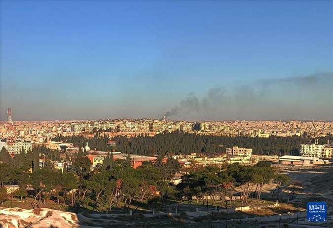 12月1日，敘利亞北部城市阿勒頗升起滾滾濃煙（手機(jī)照片）。新華社發(fā)