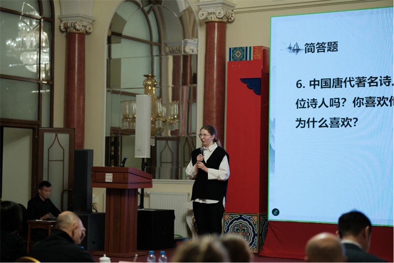 參賽選手現(xiàn)場(chǎng)答題。 俄羅斯國(guó)立人文大學(xué)孔子學(xué)院供圖