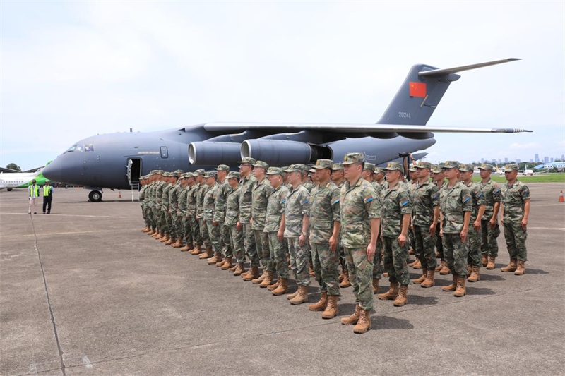 中方參演部隊(duì)搭乘運(yùn)—20運(yùn)輸機(jī)飛抵印尼國(guó)民軍空軍哈利姆機(jī)場(chǎng)。 龔勝祥攝