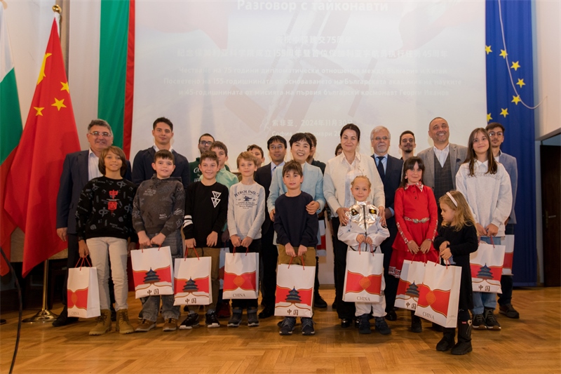 為保加利亞青少年頒發(fā)獎(jiǎng)品。中國(guó)駐保加利亞大使館供圖