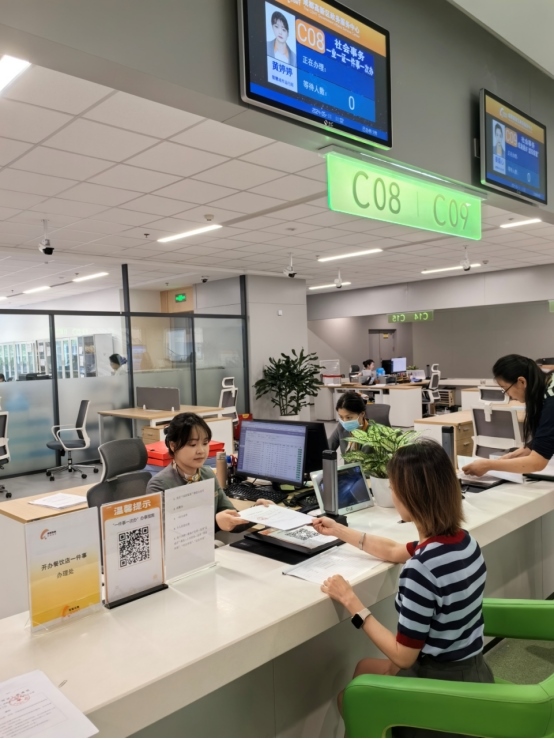 成都高新區(qū)“開辦餐飲店一件事”服務(wù)窗口。成都市市場(chǎng)監(jiān)督管理局供圖